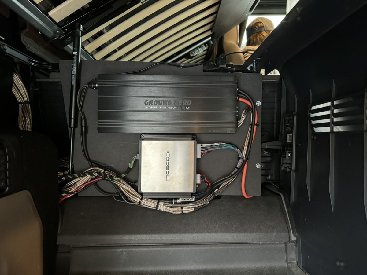 Plate for montering av forsterkere i Scania Next Gen sideskap